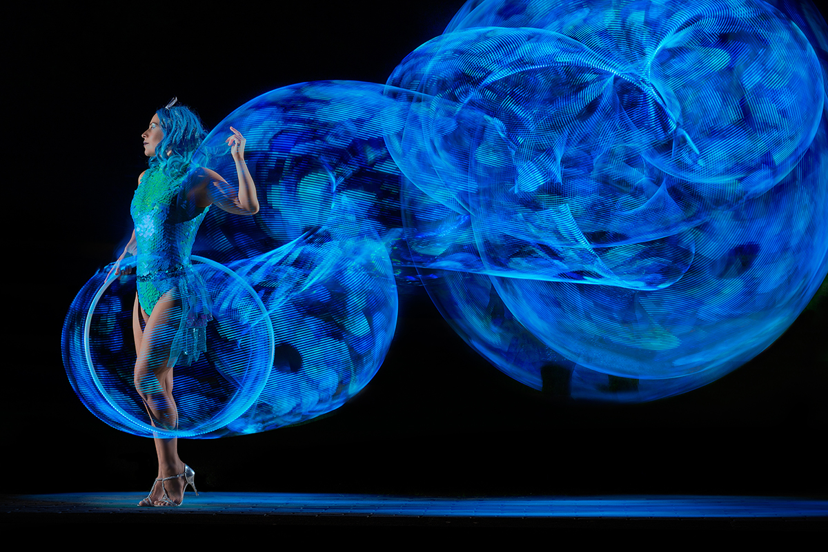 Circus Artist Jusztina Hermann with LED hoop, image no 01