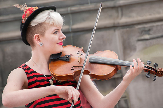 Fiddle player Faith Grossnicklaus busking on Royal Mile, Edinburgh Fringe Festival