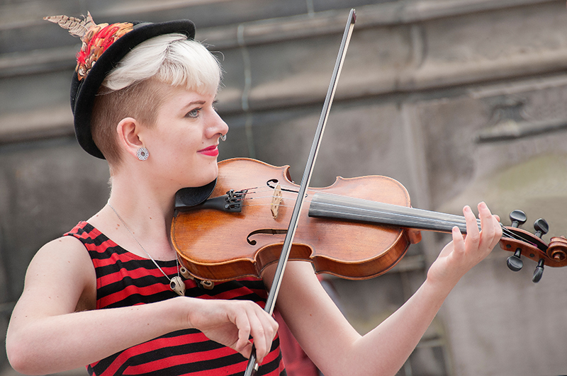 Fiddle player Faith Grossnicklaus busking on Royal Mile, Edinburgh Fringe Festival